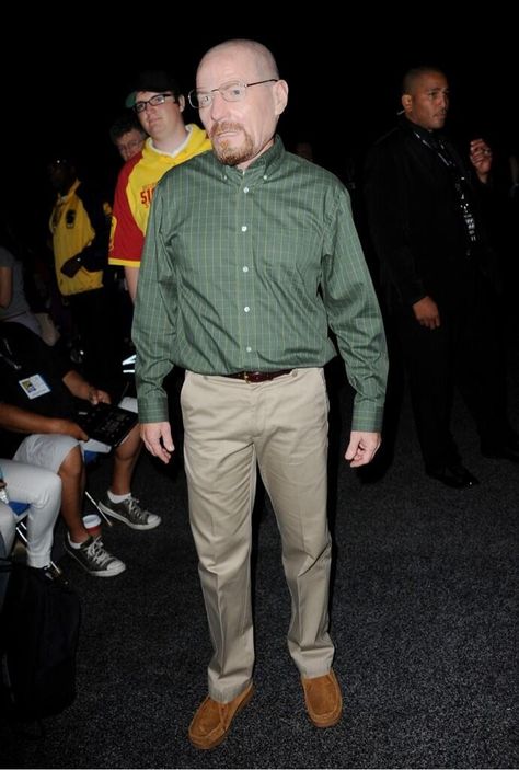 Bryan Cranston Wore A Heisenberg Mask To Comic-Con - Business Insider Walter White Costume, Breaking Bad Actors, Comic Con Costumes, Vince Gilligan, Own Character, Bryan Cranston, Bad Memes, White Mask, Walter White