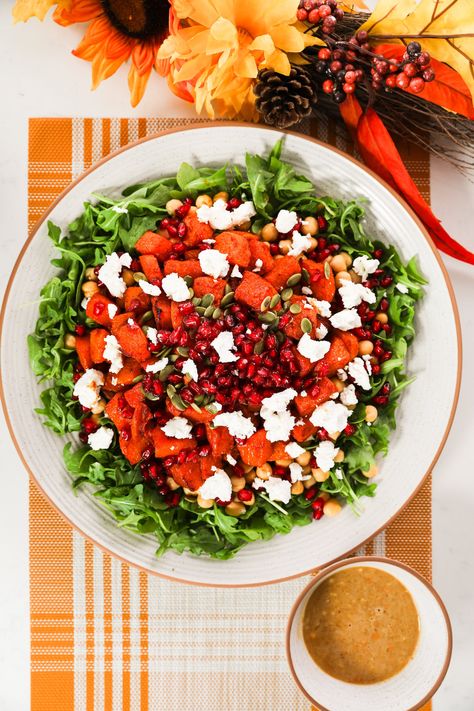 Balsamic Vinegar Dressing, Healthy Dinner Salads, Salad With Goat Cheese, Pumpkin Salad, Health Women, Wellness Selfcare, Toasted Pumpkin Seeds, Roasted Pumpkin, Cauliflower Bites