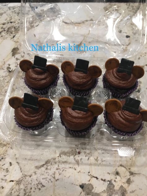 Five Nights at Freddy's cupcakes by Nathalis kitchen Chicas Cupcake Fnaf Cake, Fnaf Food Recipes, Five Nights At Freddy's Birthday Ideas Food, Five Nights At Freddy's Food Ideas, Five Nights At Freddy’s Cupcakes, Fnaf Cupcakes Birthday, Fnaf Birthday Party Ideas Food, Fnaf Party Food Ideas, Freddy Fazbear Birthday Ideas