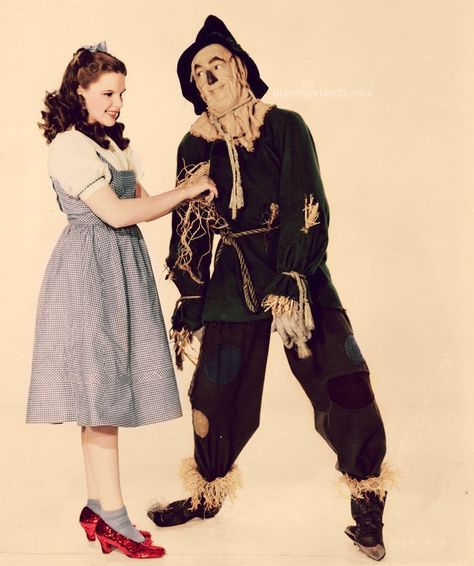 Judy Garland and Ray Bolger as Dorothy & the Scarecrow in the Wizard of Oz Judy Garland Liza Minnelli, Wizard Of Oz Pictures, Wizard Of Oz Musical, Wizard Of Oz Decor, Ray Bolger, Wizard Of Oz Movie, Goodbye Yellow Brick Road, Wizard Of Oz 1939, Dorothy Gale