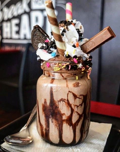 Make Milkshake, Milkshake At Home, Milkshake Ideas, Carb Breakfast Ideas, Fancy Ice Cream, Oreo Shake, Food To Try, Yummy Ice Cream, Chocolate Shake