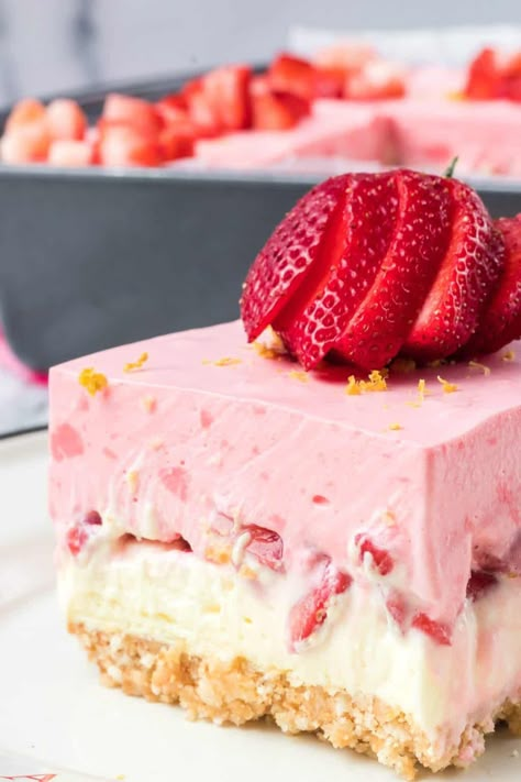 Strawberry Lemonade Dream Bars, Easy Pink Desserts Treats, Strawberry Lemonade Desserts, Pink Dessert Recipes, Strawberry Lemon Desserts, Easy Summer Desserts For A Crowd, Strawberry Lemonade Cheesecake, Lemonade Desserts, Strawberry Dessert Bars