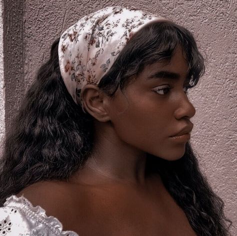 *not my picture* tag: hair, hair inspo, cottagecore, cottagecore hair, simple hairstyle, hairstyle, bandana, headband, aesthetic, curly hair, beauty, model, insta inspo Makeup Ideas Natural Brown, Step By Step Contouring, Female Face Drawing, Natural Everyday Makeup, Brunette Makeup, Brown Skin Makeup, Natural Black Women, Dramatic Makeup, Black Women Makeup