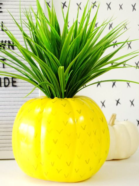 Pineapple Pumpkin, Halloween Pumpkin Crafts, Creative Pumpkin Decorating, Diy Pineapple, Pumpkin Carving Contest, Halloween Class Party, Pumpkin Decorating Contest, Pumpkin Contest, Halloween Pumpkin Designs