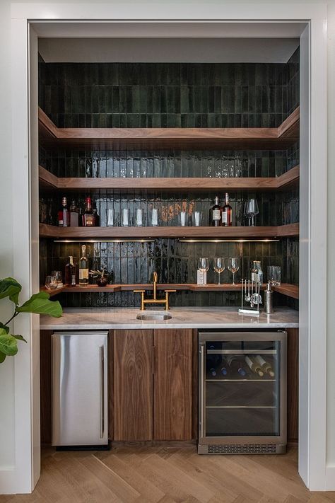 Entertaining Area Indoor, Basement Bar Aesthetic, Small Man Cave Ideas, Bar Nook, Basement Decoration, Home Bar Rooms, Bar Sala, Home Bar Designs, Mini Bars