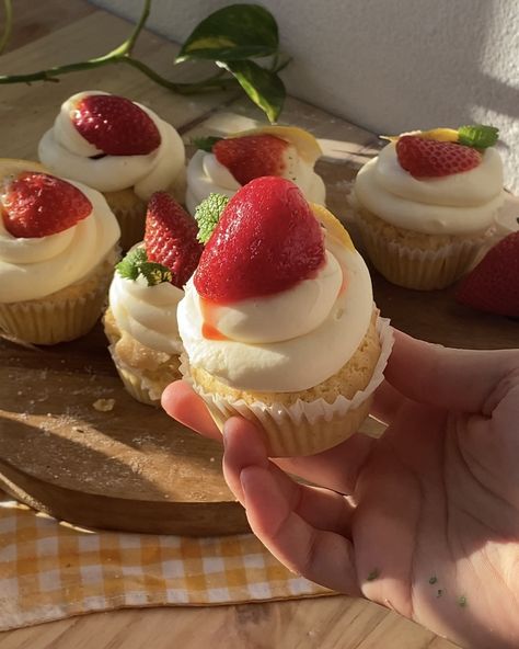 soft strawberry lemon muffins (30 minutes) - Archersfood Strawberry Lemon Muffins, Best Icing, Best Icing Recipe, Moist Orange Cake, Strawberry Muffin, Lemon Muffin Recipes, Creamy Cheesecake Recipe, Strawberry Muffin Recipes, Breakfast Picnic