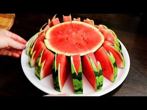 Carved Fruit Ideas, Watermelon Boat Ideas, Carving Watermelon Ideas Diy, Watermelon Cuts Ideas, Ways To Cut Watermelon Creative, How To Serve Watermelon At A Party, Melon Carving Ideas, Serving Watermelon Ideas, How To Cut A Watermelon Into Triangles