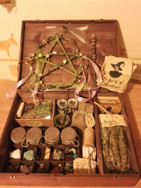 Altar In A Box Ideas, Altar In The Woods, Handmade Book Of Shadows, Spell Box Witchcraft, Hidden Witch Altar, Witch Set Up, Hidden Altar Ideas, Magic Box Ideas, Hidden Altar