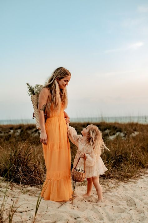 What to Wear to Your Beach Session | Family Beach Photographer in Santa Rosa - K Y L I E R A E P H O T O G R A P H Y Beach Photoshoot Outfit Ideas, Mother Daughter Beach Photoshoot, Best Family Beaches, Santa Rosa Beach Florida, Beach Photo Session, Beach Session, Beach Family Photos, Beach Sessions, Beach Family