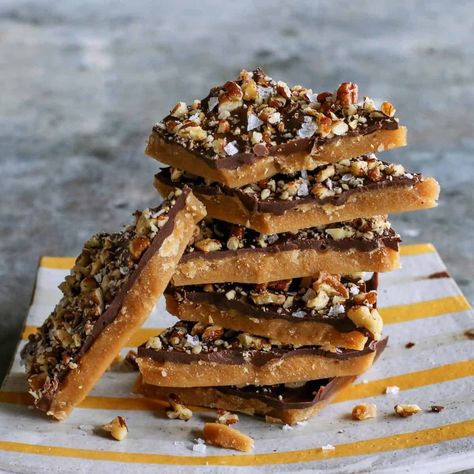 Homemade Heath Bars Recipes, Heath Bar Toffee Recipe, Heath Toffee Bars, Homemade Heath Bars, Heath Bar Recipes, Microwave Candy, Homemade Toffee Recipe, Heath Candy Bar, Vday Treats