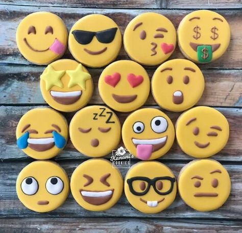 Emoji Cookies, Emoji Cookie, Emoji Cupcakes, Kids Cookies, Cupcake Decoration, Chocolate Covered Oreo, Best Cakes, Reunion Ideas, Cookie Decorating Ideas