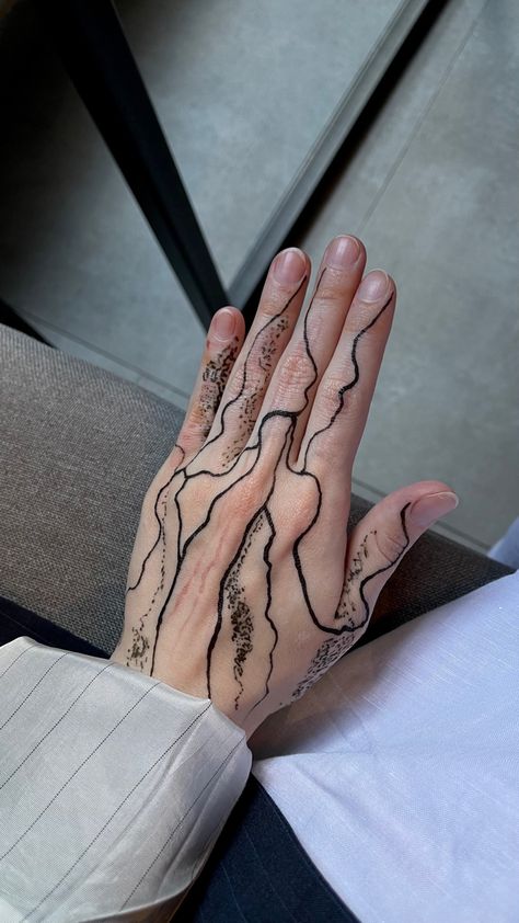 Black Henna Designs, Minimalist Henna, Black Henna Tattoo, Freestyle Tattoo, Henna Pictures, Cute Henna, Torso Tattoos, Modern Henna, Henna Tattoo Hand