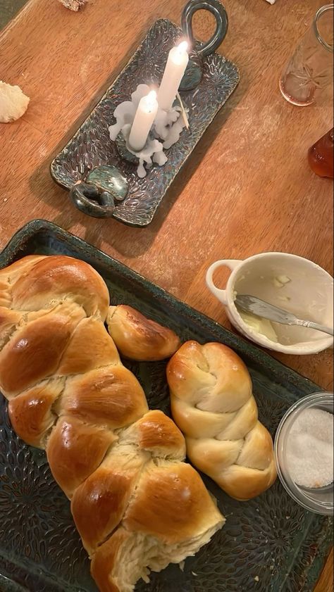 Sabbath Aesthetic, Shabbat Aesthetic, Jew Aesthetic, Tradition Aesthetic, Aesthetic Saturday, Shabbat Bread, Shabbat Dinner Table, Jewish Aesthetic, Christian Food