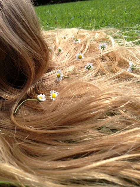 My hair with flowers. Flowers In Blonde Hair, Blonde Hair With Flowers, Flowers In Hair Aesthetic, Hair With Flowers, Rapunzel Aesthetic, Midnight Rain, Flower Braids, Grass Flower, The Lumineers