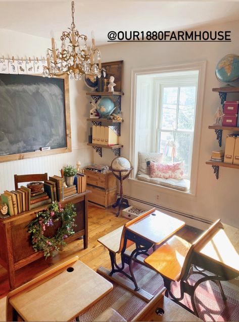 School Room Dining Room, Private Kindergarten, Vintage School Decor, Old School Room, One Room School House, Vintage Playroom, Antique School Desk, Homeschool Room Decor, Homeschool Room Design