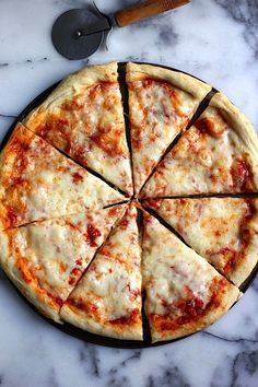 The Best New York Style Cheese Pizza Pizza Prosciutto, National Cheese Pizza Day, Pizza Baker, Cheese Pizza Recipe, Pizza Vegana, Pizza Calzone, Pizza Roll, Homemade Sandwich, New York Pizza