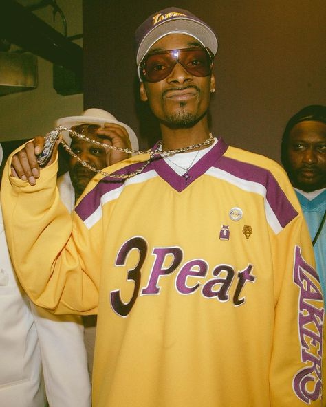 Strapped Archives on Instagram: “Snoop Dogg photographed by Kevin Mazur while attending the 2002 ESPY Awards in Hollywood, CA - July 10, 2002” Snoop Dogg Pfp, Old School Style Men, Snoop Dogg 90s, 2000’s Outfit, Men 90s, Espy Awards, 90s Rap, Snoop Dog, July 10