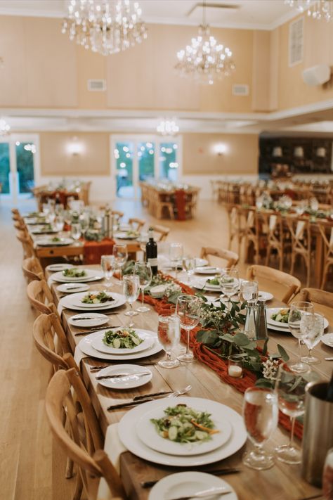 Simple wedding centerpieces Photo: Connection Photography Florist: Lush Fleuriste Vineyard Wedding Centerpieces, Connection Photography, Nj Wedding Venues, Simple Wedding Centerpieces, Fall Wedding Centerpieces, Nj Wedding, Nj Weddings, Wedding Centerpiece, Vineyard Wedding