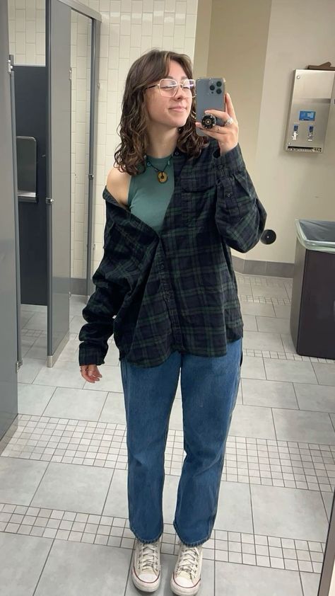 Women Outfit Ideas Winter, Winter Flannel Outfits, Outfit Inspo Flannel, Granola Girl Fall Outfits, Flannel Shirt Outfit Women, Flannel Outfits For Women, Fall Flannel Outfits, Outfit Ideas Flannel, Blue Flannel Outfit