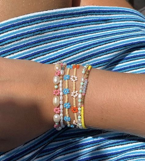 Colourful Bracelet Aesthetic, Summer Jewerly Beads, Bracelets Summer Aesthetic, Colourful Jewellery Aesthetic, Summer Bracelet Inspo Beads, Summer Jewelry Bracelets, Summer Jwellary, Summer Beads Jewelry, Cute Summer Beaded Bracelets