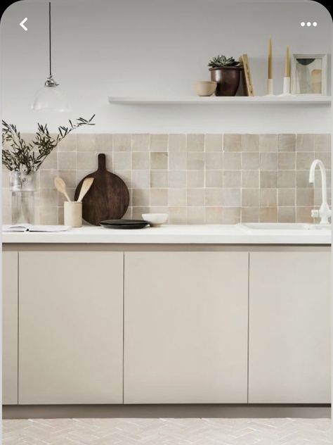 Beige Tile Kitchen, Accent Wall In Kitchen, Kitchen Colour Combination, Kitchen Colour, Soft Gradient, Minimalist Kitchen Design, 아파트 인테리어, Tiles Design, Kitchen Inspiration Design