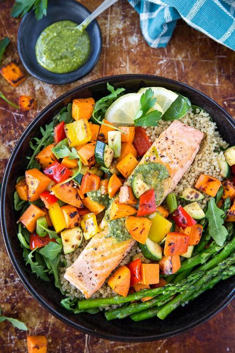 Veggie Bowls Healthy, Sheet Pan Dinners Healthy, Salmon Veggies, Salmon Meal Prep, Garlic Butter Salmon, Butter Salmon, Healthy Salmon, Healthy Grains, Veggie Bowl