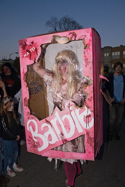 Haunted Barbie Costume, Spooky Barbie Costume, Creepy Barbie Costume, Barbie Halloween Costume Scary, Barbie Scream House, Funny Zombie Costume, Halloween Barbie Party, Zombie Barbie Makeup, Barbie Halloween Decor