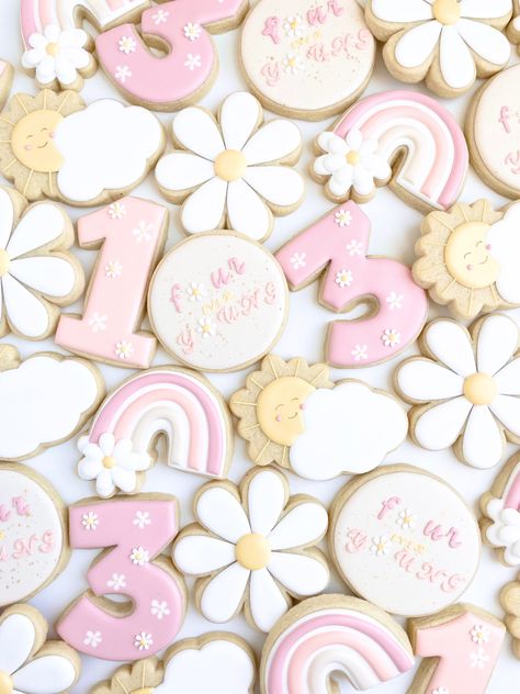 Daisy Birthday Cookies, Daisy Cookies Decorated, Cookies Daisy, Sun Cookies, Daisy Cookies, Hippie Birthday Party, Minnie Mouse Cookies, Minnie Mouse Birthday Decorations, Theme Cookies