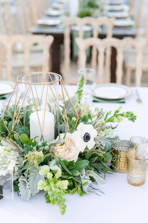 modern wedding Wedding Table Decorations Candles, Wedding Table Vases, Cheap Wedding Table Centerpieces, Modern Wedding Centerpieces, Wedding Table Decorations Centerpieces, Rustic Wedding Table Decor, Candle Table Decorations, Boda Diy, Flowers And Greenery