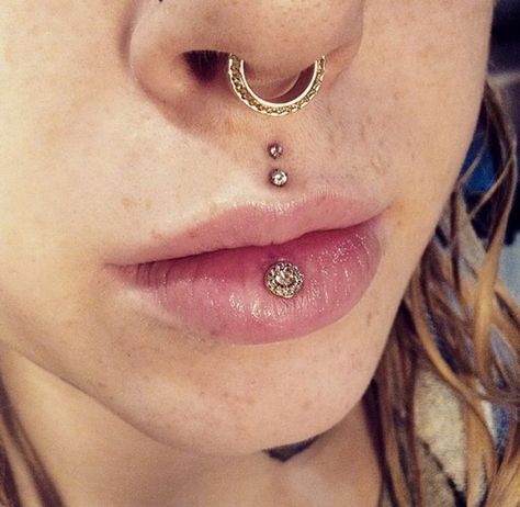 Cool piercing Ideas For Girls (10) Dimple Piercing, Piercing Bouche, Philtrum Piercing, Labret Jewelry, Septum Piercings, Medusa Piercing, Face Piercings, Cool Piercings, Labret Piercing