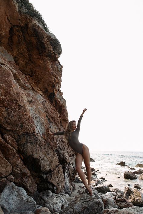 Swimsuit Beach Photoshoot, Rock Beach Photoshoot, Rocky Beach Photoshoot, Cliff Photoshoot, Rock Photoshoot, Lake Photoshoot, Foto Inspo, Beach Shoot, Beach Rocks