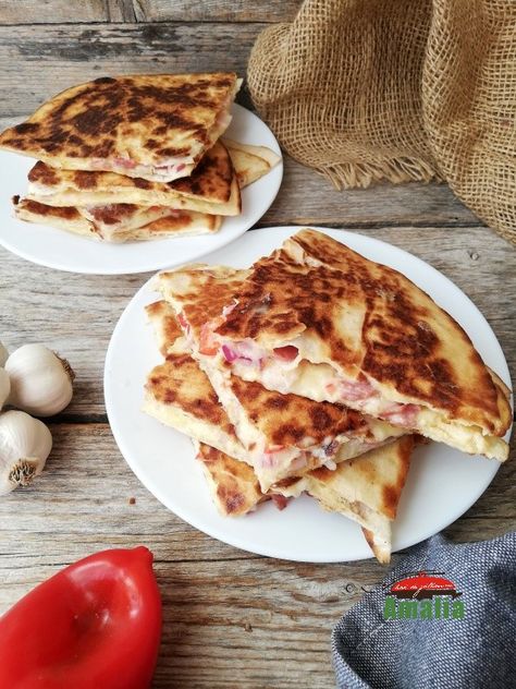 Sandvisuri crocante cu tortilla, reteta rapida Samosa, Breakfast Brunch Recipes, Cheese Pizza, Brunch Recipes, Breakfast Brunch, Salad Recipes, Sandwiches, Rolls, Pizza