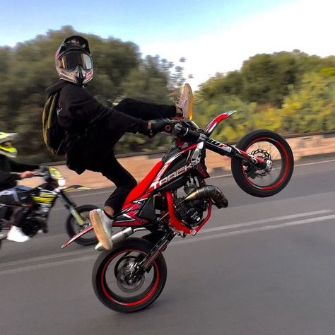 Supermoto 125, Wheelie Motorcycle, Bike Wheelie, Supermoto Bikes, Hot Biker Guys, Motocross Love, Cool Dirt Bikes, Biker Men, Motocross Bikes