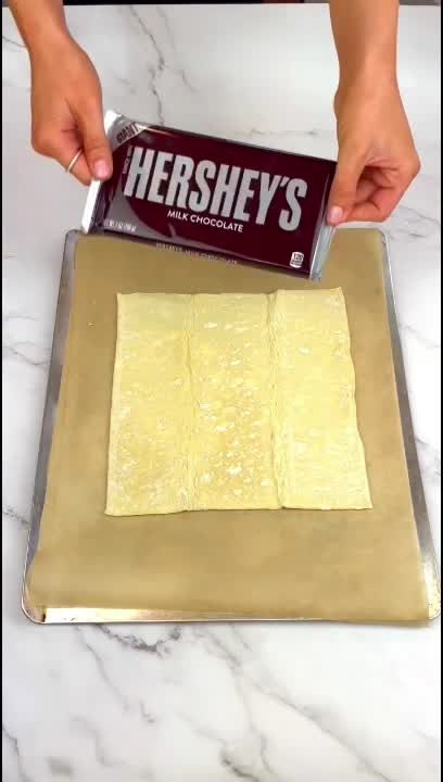 Hershey Bar Recipes, Recipes With Hershey Bars, Chocolate Puff Pastry Recipes, Easy Diy Desserts, Chocolate Puff Pastry Dessert, Recipes Using Egg Roll Wrappers, Puff Pastry Chocolate, Easy Puff Pastry Desserts, Chocolate Dessert Bar