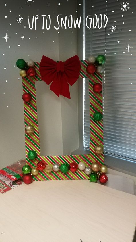 Diy Christmas Party Photo Backdrop, Christmas Photo Frames Diy, Diy Photobooth Christmas, Christmas Picture Booth Ideas, Ffa Christmas Party Ideas, Backdrop For Christmas Photos, Christmas Decor With Cardboard, Diy Christmas Backdrops For Photos, Christmas Back Drop Diy