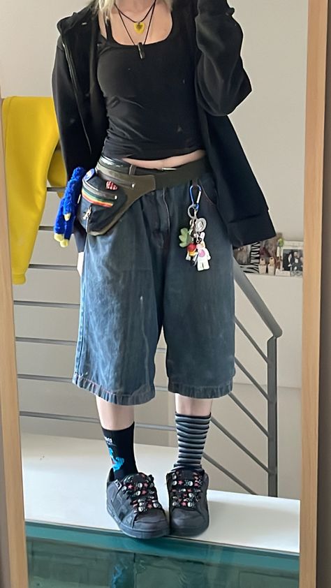 Grunge Outfits With Jorts, Japan Cute Outfit, Queer Fashion Aesthetic, Grunge Jorts Outfits, Alt Outfits Women, Bastardcore Outfits, Alt Outfits Summer, Summer Alt Outfits, Punk Summer Outfits