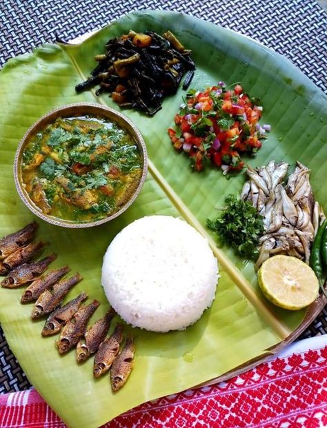 Traditional cuisine of Assam Assam Food, Assam Aesthetic, Assamese Thali, Assam Culture, Non Veg Thali, Marathi Culture, Indian Lunch, Social Project, Kulfi Recipe