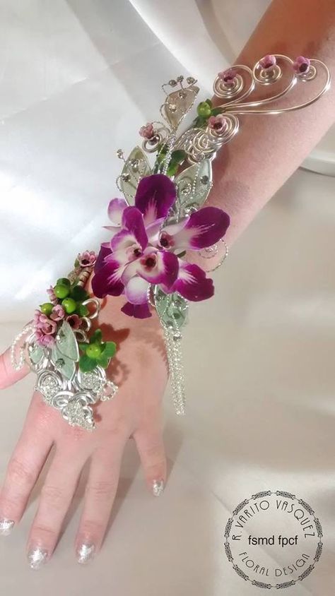 Wired hand corsage. Brooch Bouquet Tutorial, Diy Wrist Corsage, Bracelet Corsage, Winter Wedding Destinations, Alternative Wedding Bouquet, Prom Corsage And Boutonniere, Wrist Corsages, Destination Wedding Ideas, Flowers Real