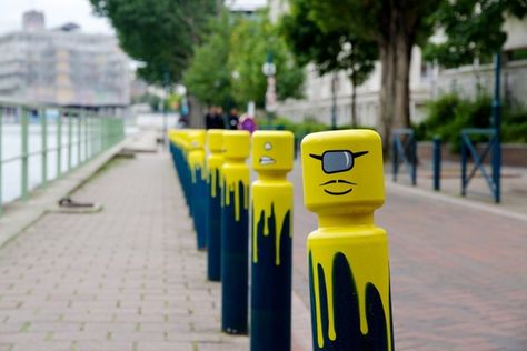 Street Art - Urban / LEGO Spray Paint on Parking Bollard - JOQUZ Street Art Illusions, Street Furniture, Street Art Utopia, Illusion Art, Wal Art, Lego Minifigs, Amazing Street Art, Street Marketing, Murals Street Art