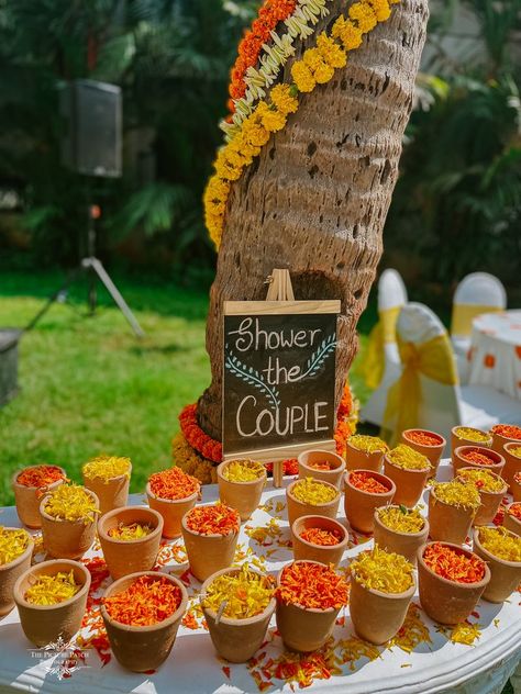 Indian Wedding Ideas Creative, Wedding Mehndi Decoration, Haldi Mehendi Favours, Decor Ideas For Indian Wedding, Haldi Decor Indian Wedding, Desi Haldi Decor, Indian Wedding Mehendi Decoration, Wedding Indian Decoration, Haldi Ceremony Theme Ideas