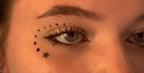 this is my friends eye makeup!! they are so good at eyeliner so i wanted to share 🫶🏻 Dot Eye Makeup Eyeliner, Creative Eyeliner Looks Black, Dark Orange Makeup Looks, Eye Makeup With Stars, Star Stamp Eyeliner, Star Eyeliner Looks, Dotted Eyeliner Looks, Star Eyeliner Stamp, Star Stamp Makeup