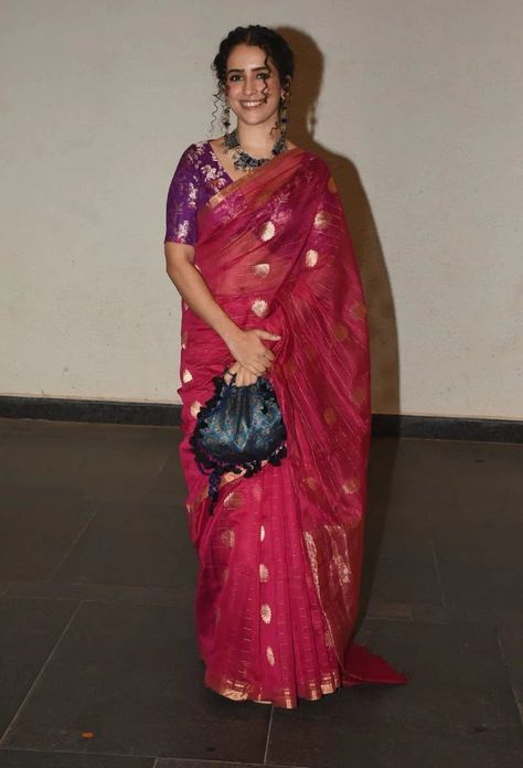 Blouses For Pink Saree Contrast, Sanya Malhotra In Saree, Tomato Pink Saree Contrast Blouse, Pink Sarees Contrast Blouse, Sanya Malhotra Saree, Dark Pink Saree Blouse Combination, Pink Chanderi Saree, Pink Saree With Contrast Blouse, Dark Pink Saree Contrast Blouse