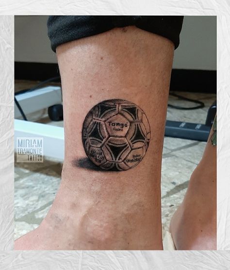 • ᴘᴀʟʟᴏɴᴇ ʀᴇᴀʟɪꜱᴛɪᴄᴏ ⚽️ •   #tattoo #realismo #realistico #ink #linear #pallonetattooo #realism #cornorosso #boytattoo #tattoowork #realisticocolorato #calciotattoo #tatuatoritaliani #blacktattoo #realistictatattoo #flashtattoo #portafortunatattoo #littletattoo #tattoolove #tattooing #ankletattoo #worktattoo #inked #inkstagram #tatuaggiorealistico #artoftheday #picoftheday #minirealistico #cavigliatattoo #soccertattoo Soccer Tattoos For Men, Soccer Tattoos, Oliver Atom, K Tattoo, Boy Tattoos, Tattoo Work, Ankle Tattoo, Little Tattoos, Tattoo Tattoo