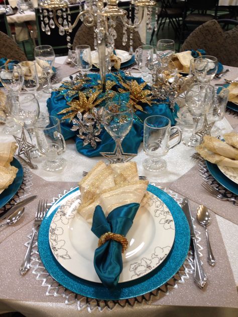 Teal, gold, and silver table setting. Gold And Silver Table Setting, Silver Table Setting, Silver Christmas Table, Teal Christmas Decorations, Silver Christmas Tree Decorations, Teal Table, Christmas Table Decorations Diy, Formal Table Setting, Teal Christmas