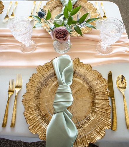 Gold reef chargers with blush runner and sage green napkin. Bridal Dinner, Cream Plates, Charger Plates Wedding, Gold Charger Plate, Gala Ideas, Gold Chargers, Green Napkins, Floral Napkins, 80th Birthday Party