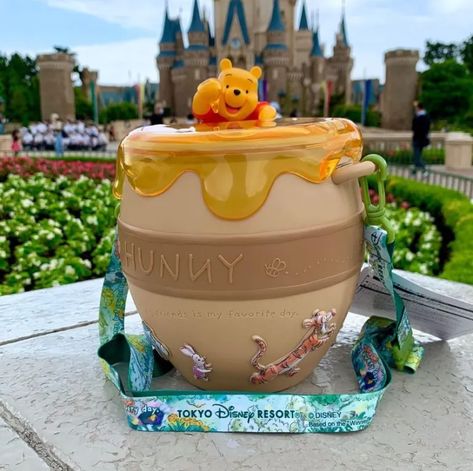 Disney Popcorn, Winnie The Pooh Merch, Diy Halloween Basket, Kida Disney, Disney Popcorn Bucket, Winnie The Pooh Decor, Popcorn Bucket, Disney Room Decor, Disney Cups