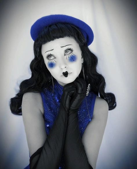 Old Fashioned Clown Makeup, Female Mime Makeup, French Mime Aesthetic, Creepy Mime Makeup, Mime Clown Makeup, Halloween Characters Makeup, Diy Vintage Clown Costume, Blue Clown Costume, Mime Makeup Halloween