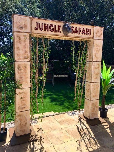 Safari Jungle Theme, Outdoor Jungle Decorations, Safari Backdrop Diy, Safari Window Display, Jungle Photobooth, Jungle Theme Homecoming, Safari Backdrop Ideas, Jungle Entrance, Jungle Photo Booth