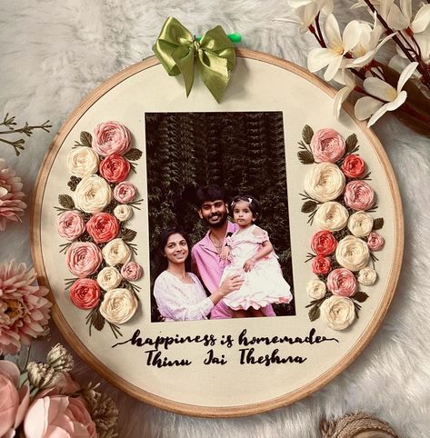 Family Hoop Art Embroidery, Hoop Embroidery Ideas, Photo Embroidery Hoop, Embroidered Photography, Easy Birthday Cards Diy, Grub Hub, Pic Frame, Gift Embroidery, Portrait Embroidery