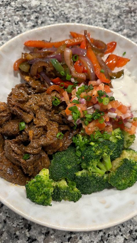 Instagram Meat And Vegetable Dinners, Healthy Steak Dinner, Meat And Vegetable Diet, Steak Bowl, Steak Rice, College Food, Delicious Steak, Delicious Rice, Meat And Vegetables